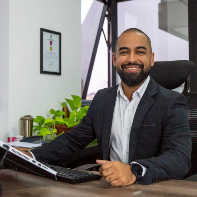 Dr. Guthieres Bustamante
